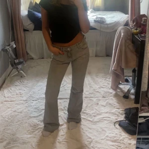 Lågmidjade grå jeans - Säljer dessa lågmidjade bootcut jeansen ifrån ginatricot young i storlek 164 men skulle säga att de passar som Xs. Köpta på plick i nyskick och endast använda en gång. Lånad bild💓⭐️frakt tillkommer💕