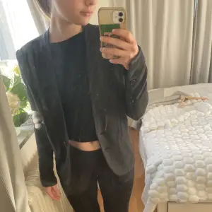 Säljer världens finaste jacka / blazer från isabel marant som passar perfekt nu till våren. Strl 36. 