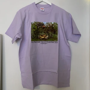 Supreme SS20 Masterpieces T-shirt - Supreme SS20 Masterpieces T-shirt   LIGHT PURPLE  Storlek herr M  Ny aldrig använd 