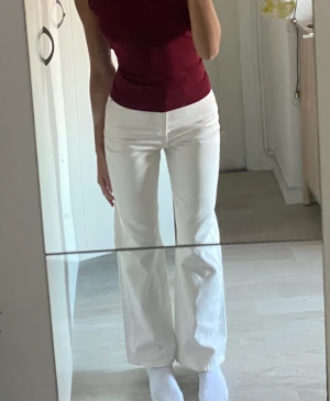 Vita jeans - Vita jeans från weekday, knappt använda så i väldigt bra skick! 💕