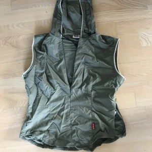 Väst  - Dragkedjan i mitten av västen är lite seg men annars fint skick, tunt material så perfekt inför sommaren🥰