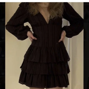 Zara klänning - Säljer denna så fina zara klänning med prislappen kvar ! Ej mina bilder ! Kan skicka egna privat💕