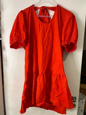 Röd klänning  - Jättefin röd sommarklänning som knappt är använd. Frakt ingår i priset🥰