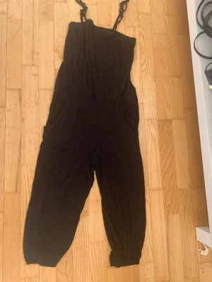 Byxdress - Säljer denna svarta barn byxdress. Den är från hm och är använd fåtal gånger, säljer nu då den bara har legat i några år och inte används. Den är i storlek EUR 164 och nypris var runt 150kr så säljer nu för 70kr