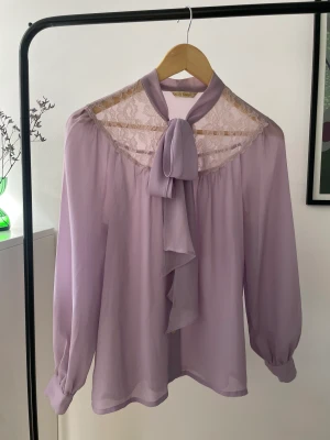 Knytblus  - Knytblus i lila