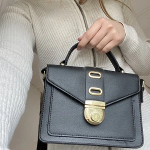 Handväska - Jätte gullig handväska från primark köpt för ett tag sen men aldrig använt! 🥰🥰