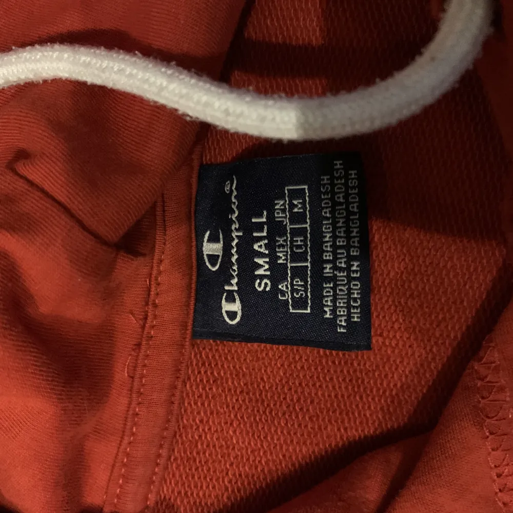 En röd Champions hoodie köpt för 399 som jag aldrig använt, praktiskt taget nyskick | Köparen står för frakt | . Hoodies.