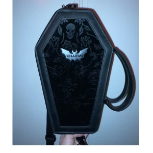 Killstar väska - Killstars slutsålda 'Vampire's kiss coffin handbag' i fake läder och samet. Nästintill oanvänd kanske fått någon enstaka användning eller två men inga defekter och är i mycket gott skick. + Axenbandet går att ta av + Dragkjedjan har ett stort svart kors
