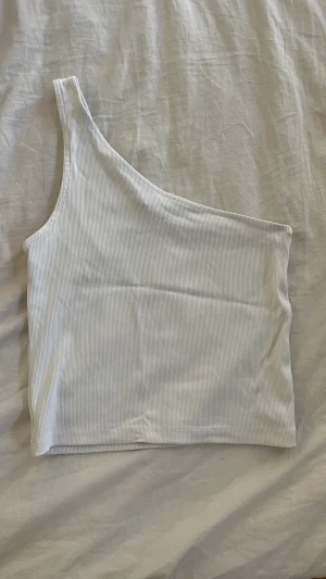 Topp med en arm - Jättegullig vit topp med en arm. Superfin nu till sommaren!