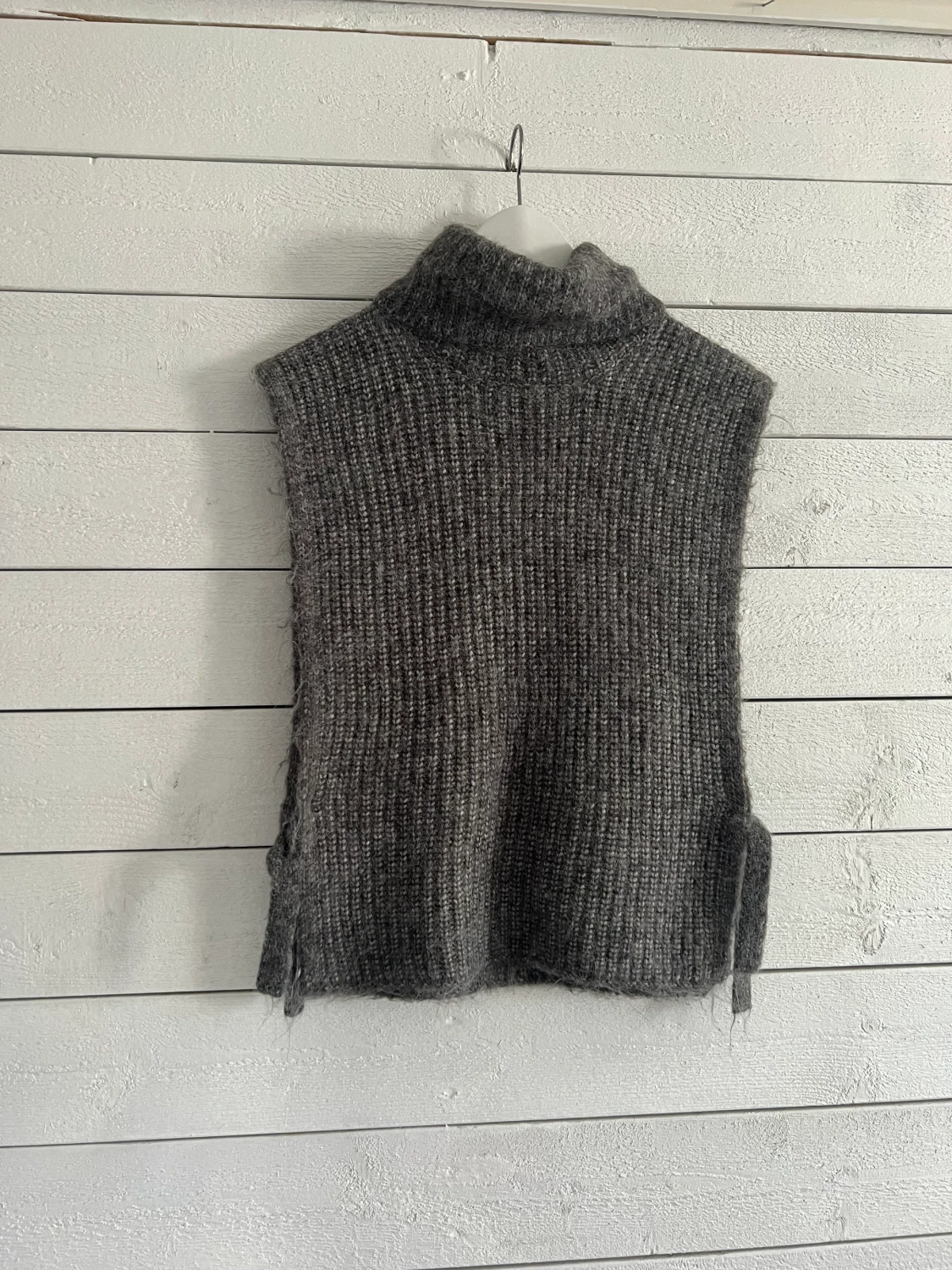 Stickad grå väst