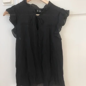 Svart blus  - Så fin topp från vero moda! Superfint skick. Storlek S. 300 kr inkl frakt 🌷🌷 tryck gärna på köp nu! 
