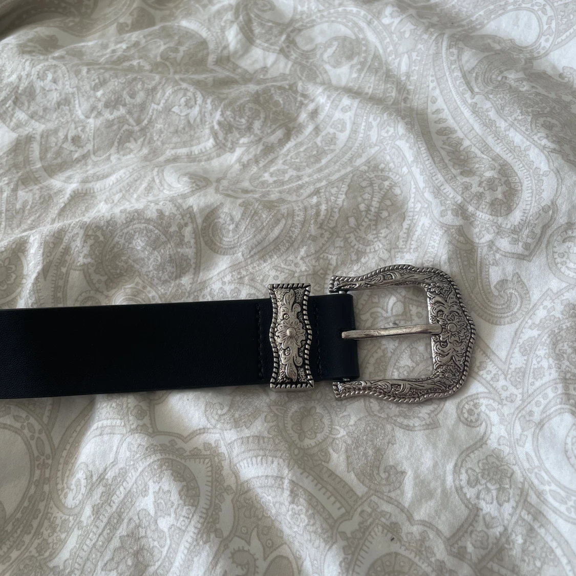 Svart bälte med silverdetalj - 90