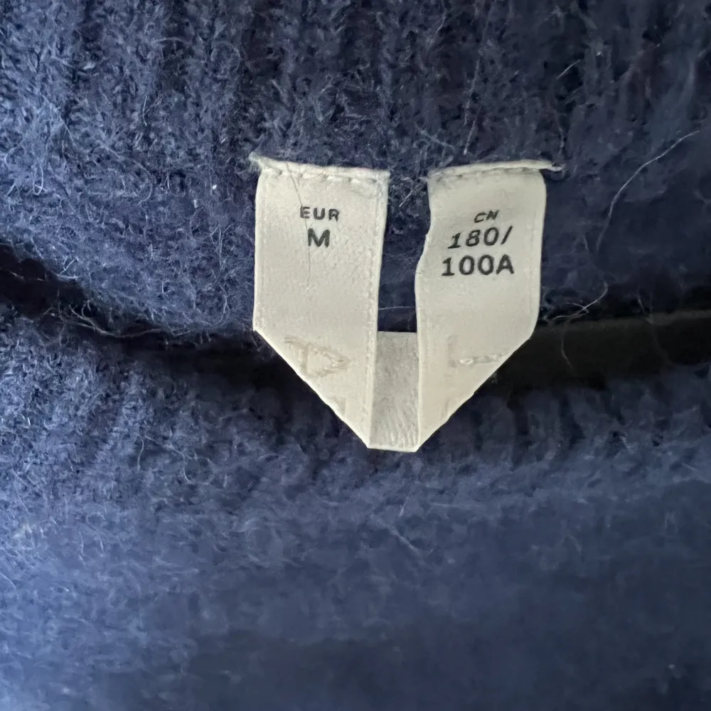 Stickad tröja från arket, strl M Använt skick men bra behandlad Nypris 890kr, pris 250kr. Stickat.