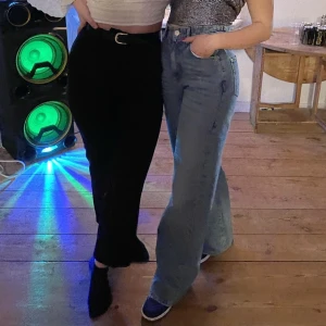 Jeans - Raka jeans från Gina Tricot!💙 Högmidjad modell i mellanljus tvätt och slitningar längst ner. Använda varsamt och därför i mycket bra skick.