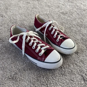 Converse - Lila/vinröda låga converse i storlek 37. Köpte dem på second hand för ett tag sen men de är lite för små för mig. De är även lite osymmetriska med varandra och säljs billigt 