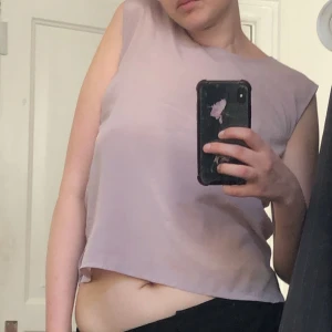 Beige/grå top - Jättefin men något genomskinlig, i nyskick, köpare står för frakten 