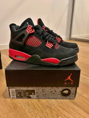 Jordan 4s - Hej säljer mina Red thunders i flera storlekar.  Modellen är i en röd och svart färg och är i en ny skick. Säljer för 2500kr men pris kan diskuteras.