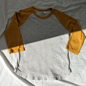 Gu baseball-tee - Senapsgul baseball tee med trekvartsärm