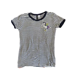 T-shirt  - Randig t-shirt i storlek xs. Tycker är väldigt mjukt och skönt att ha på sig