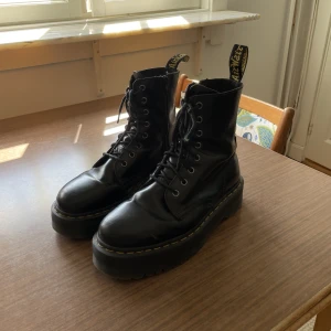 Dr. Martens platform boot Jadon - Använt dessa till och från i ca två år, vilket har gjort att de har blivit mycket skönare att gå i. Dragkedjorna har blivit lite slitna men det är aldrig några problem att dra upp och ner. 