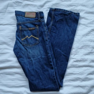 Lågmidjade jeans Mustang - Superfina, vintage, utsvängda jeans i märket Mustang. Lågmidjade! Strl 27/34 Mått: Ytterbenslängd: 101 cm Innerbenslängd: 86 cm Midja tvärs över: 38 cm