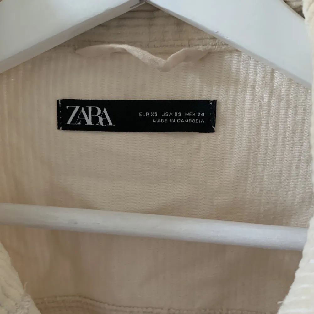 Vårjacka från Zara, är i använt skick men inget fel på den. . Jackor.