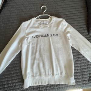 Sweatshirt från Calvin Klein Jeans. Använd ett fåtal gånger och den är helt fläck+skadofri. Storlek M men passar S också. 