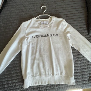 Tröja från Calvin Klein Jeans - Sweatshirt från Calvin Klein Jeans. Använd ett fåtal gånger och den är helt fläck+skadofri. Storlek M men passar S också. 