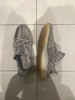 Yeezy boost 350 V2 Zyon - Säljer mina Yeezy boost 350 V2 Zyon då jag inte använder de längre. De är använda cirka 5/10.  Storlek: 45. 