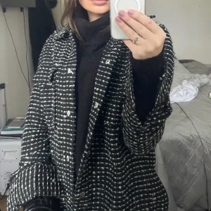 Vår jacka   - En jacka från Gina tricot, med knappar och fickor. Väldigt fin och luftig jacka perfekt till våren 