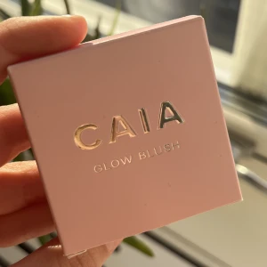 Caia glow blush - Säljer mitt blush från caia i färgen Wild strawberry som är helt oanvänd då jag redan har denna sen tidigare 💓