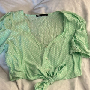 Det från zara  - Ett somrigt set från zara. Toppen är i S och kjolen är i M. 