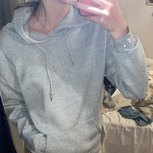 Grå hoodie - Basic grå oversized hoodie som är ganska tunn men väldigt mjuk. 