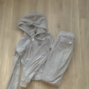 Juicy sett - Nu är det dax att sälja mitt gråa juicy sett då jag växt ut de och inte andvänder de längre. Det är i fint skick. Byxorna är i storlek xs och tröjan s. Pris kan diskuteras. Endast seriösa köpare.