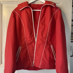 Vintage rött jacka - Så fin jacka köpt second hand perfekt nu till våren!🌱 Står ingen storlek i den men skulle säga s/m! Passar bra på mig som brukar ha s🌟 