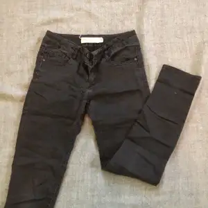 Mörkt grå skinny fit jeans den Lindex Detroit kollektion i stlk 146