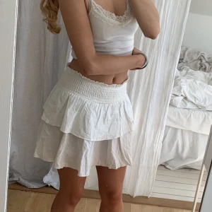 Vit volang kjol  - Säljer denna fina  Jätte bra skicka !