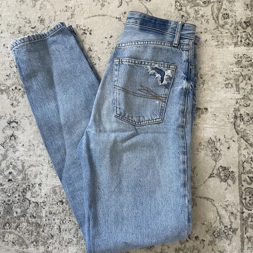 Slitna jeans från River Island i storlek 6. Använda fåtal gånger💖. Jeans & Byxor.