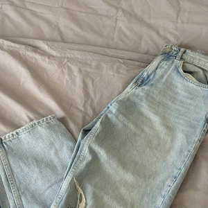 Jeans med hål i knäna  - Fina jeans från ginatricot, med hål i knäna 🤍