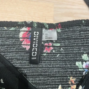 Somrig långarmad tröja - En långarmad tröja med väldigt tunt material. Blomigt mönster och man kan spänna upp och ner tröjan om man skulle vilja det 💝