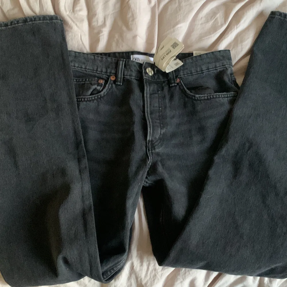 Säljer mina svarta mid waist raka jeans från zara, helt oanvända. Säljer dem eftersom jag köpte dem i fel storlek. Nypris 270kr säljer dem för 180kr plus frakt. Jeans & Byxor.