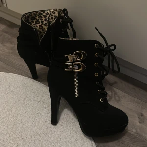 Skor med klack - Skor med klack som är sparsamt använda