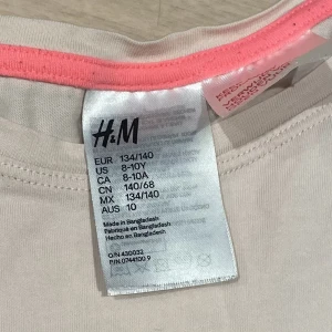 Pyjamas - Ett bekvämt tröja att sova med  korta armar. Vi hittar tyvärr inte shortsen som skulle passa till tröjan men man kan använda den med vad som helst 💖 Pris kan diskuteras 💖