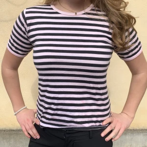 T-shirt marimekko - Jätte fin rosa randig t-shirt från märket marimekko 💗