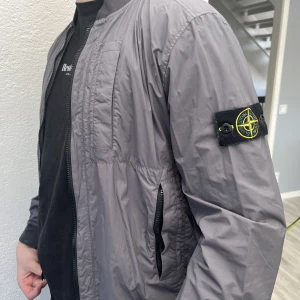 Stone island  - Säljer denna fina stone island jacka! Den är i kill modell och nypris ligger runt ca 4500. Skicket  är bra och sparsamt använd! Köp dirket för 1600kr