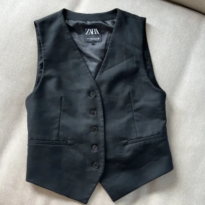 Väst  - Väst från zara, använd ca 3 gånger så i proncip ny💛 