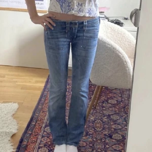 Low waist jeans - Säljer dessa drömmiga o populära diesel jeans🤩💕 O de passar verkligen perfekt nu till våren o sommarn.☀️  Jag är 165 och de passar mig jättebra i längden. 💕 Bara att höra av sig för fler bilder!📸