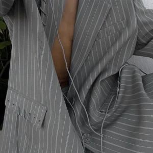 Grå kavaj - Säljer denna oanvända kavajen från NA-KD då den inte kommer till användning💕orginalpris 900