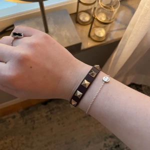 Valentino armband  - Ett äkta valentino armband i ett vädligt bra skick, men är super snygg färg som inte många har❤️❤️❤️
