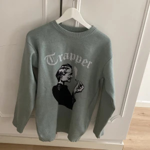Trapper tröja  - Säljer min trapper tröja köpt på madebytrappers för 699kr det är en storlek S men passar definitivt också M färg ljus grå skick 9/10 